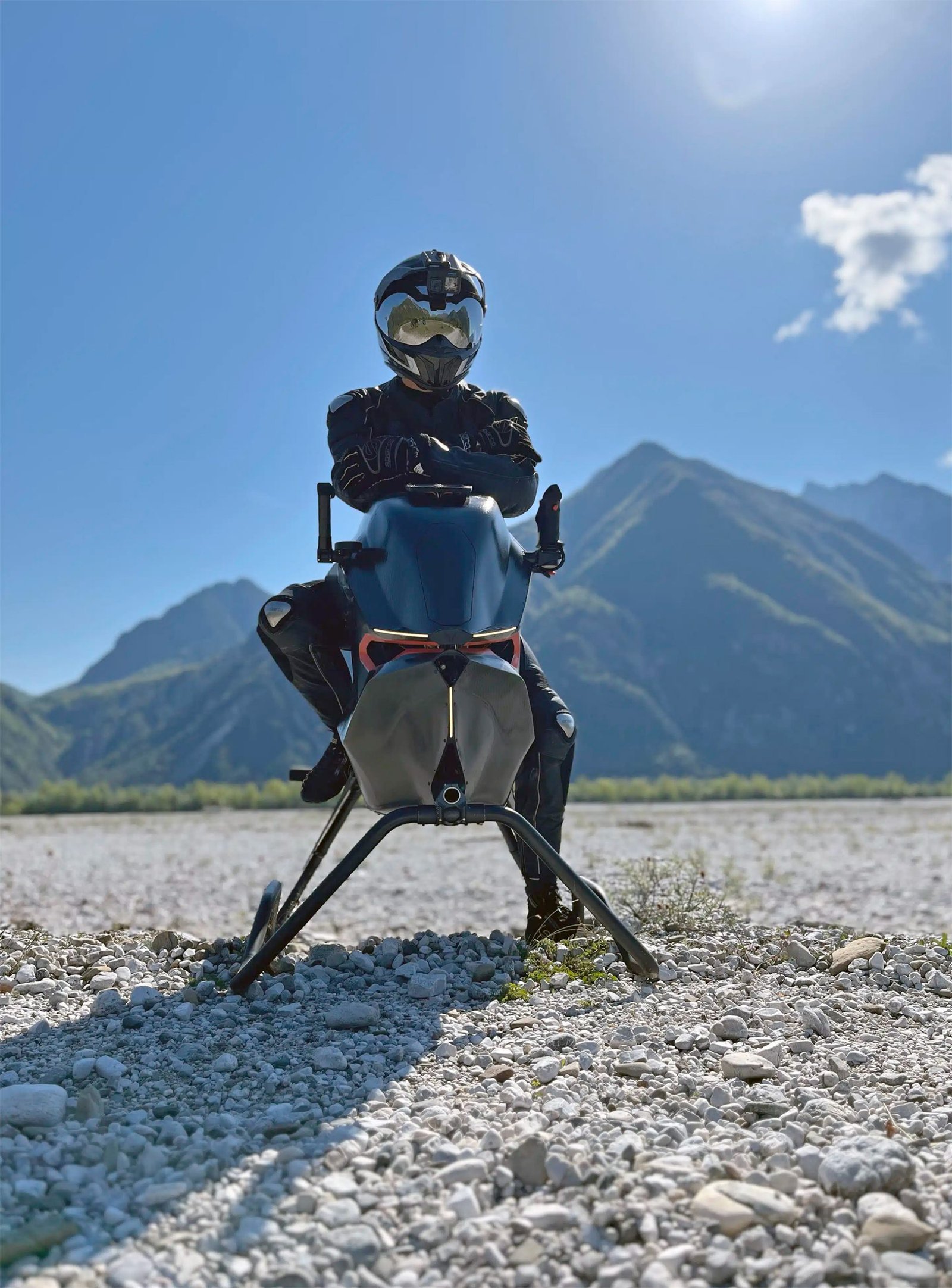 Volonaut Airbike 2025, moto voladora México, motocicleta aérea Volonaut, Airbike precio en pesos mexicanos, moto futurista 2025, motocicletas voladoras disponibles, innovación motociclismo aéreo, motos híbridas tierra aire, movilidad aérea urbana México, motocicleta de lujo futurista