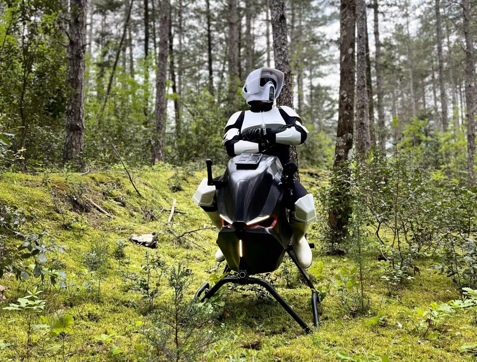 Volonaut Airbike 2025, moto voladora México, motocicleta aérea Volonaut, Airbike precio en pesos mexicanos, moto futurista 2025, motocicletas voladoras disponibles, innovación motociclismo aéreo, motos híbridas tierra aire, movilidad aérea urbana México, motocicleta de lujo futurista