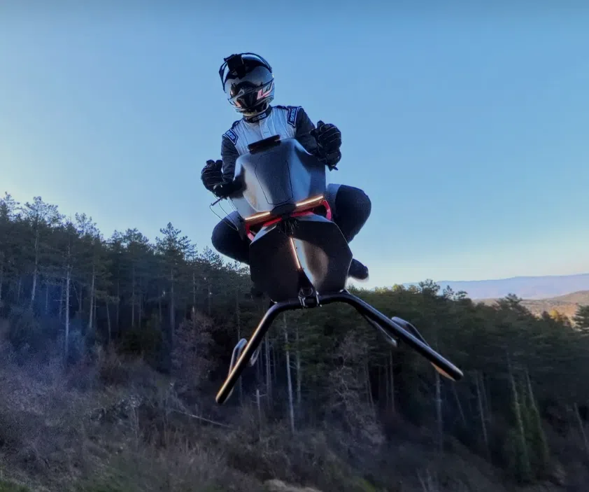 Volonaut Airbike 2025, moto voladora México, motocicleta aérea Volonaut, Airbike precio en pesos mexicanos, moto futurista 2025, motocicletas voladoras disponibles, innovación motociclismo aéreo, motos híbridas tierra aire, movilidad aérea urbana México, motocicleta de lujo futurista