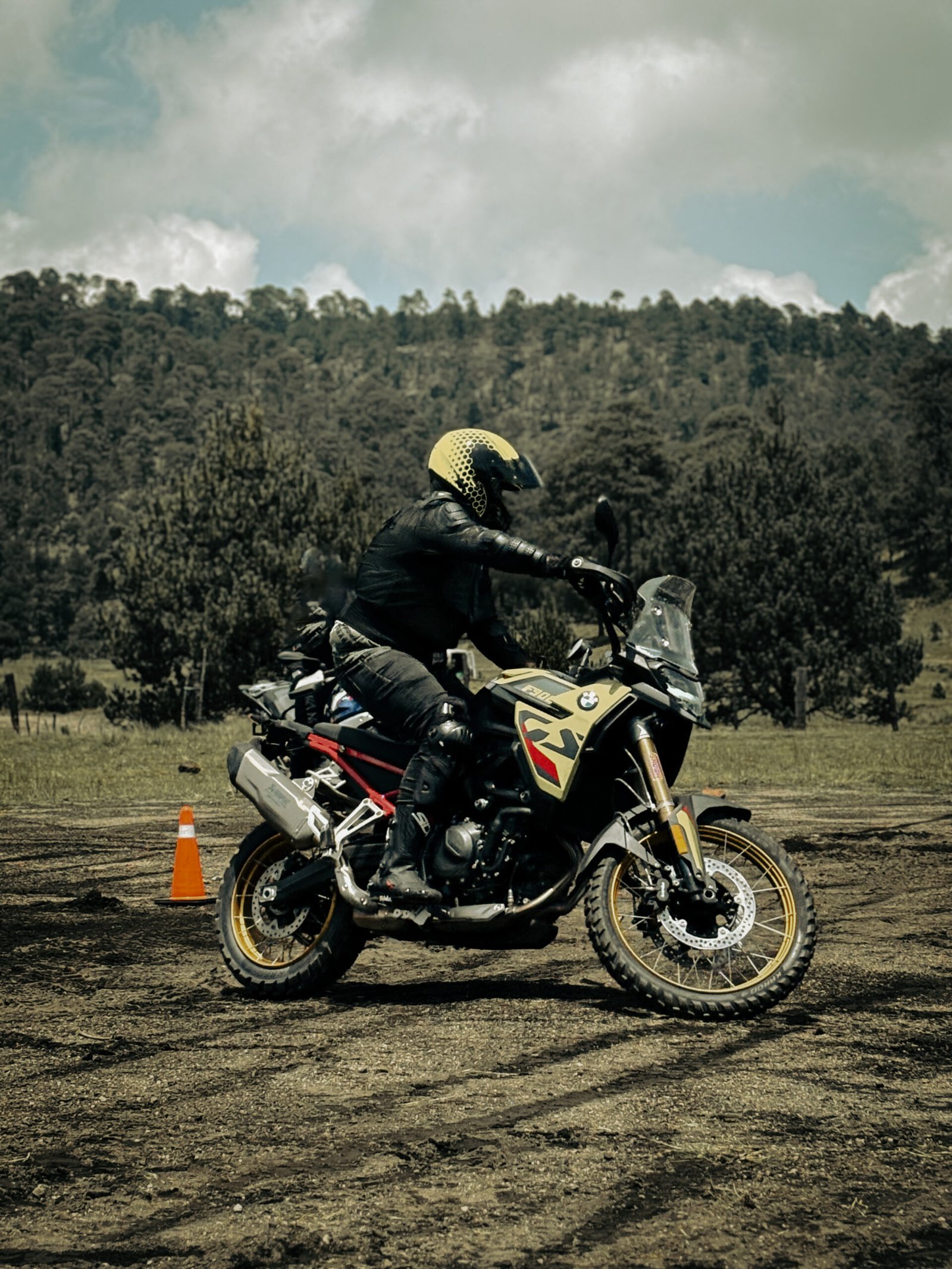 Misión Motorev MX: elevar la cultura del motociclismo; educar, inspirar, profesionalizar. BMW Motorrad F 900 GS