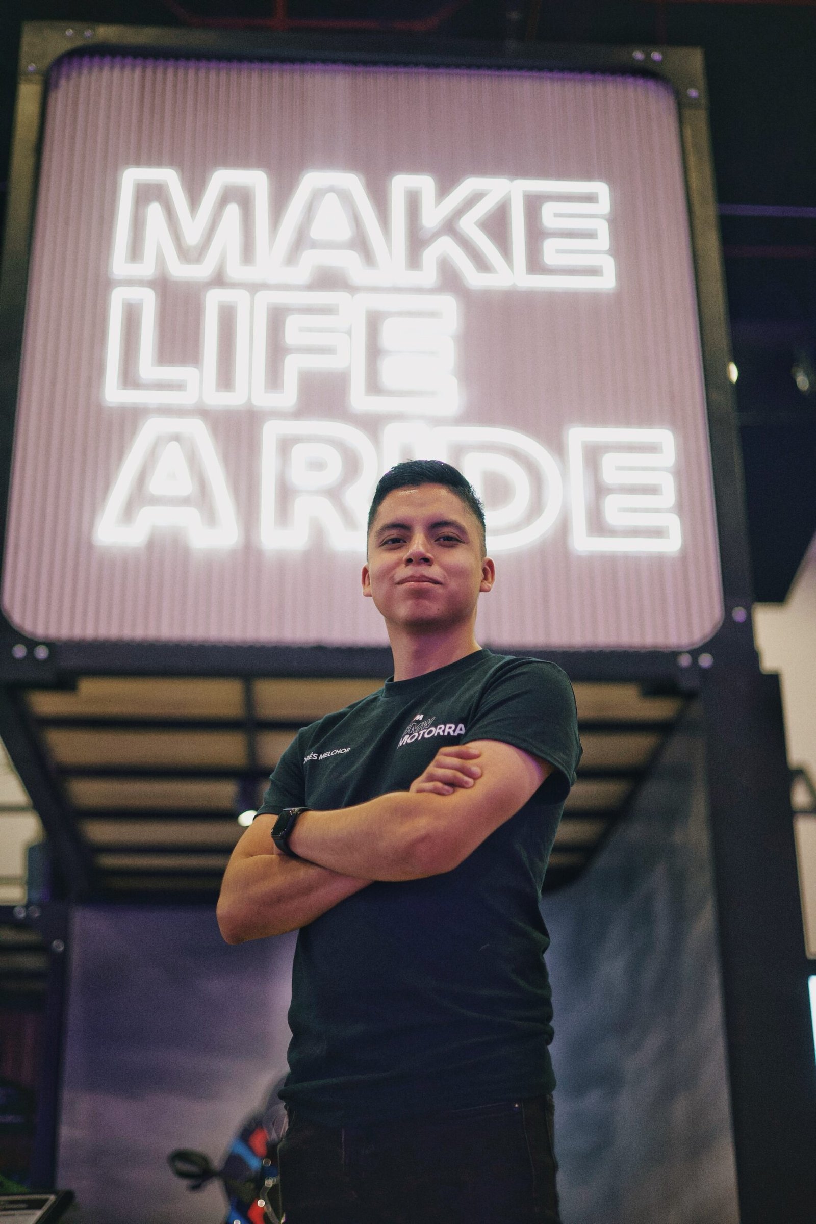 Andrés MelchorFundador · Marketing & Web DesignSoy mercadólogo de profesión y fundador de Motorev. Me encargo del desarrollo editorial, la estrategia digital, el diseño web y la construcción de la identidad de la revista. Actualmente me estoy iniciando en el motociclismo, combinando mi pasión por las motos con el marketing, el contenido y la tecnología.