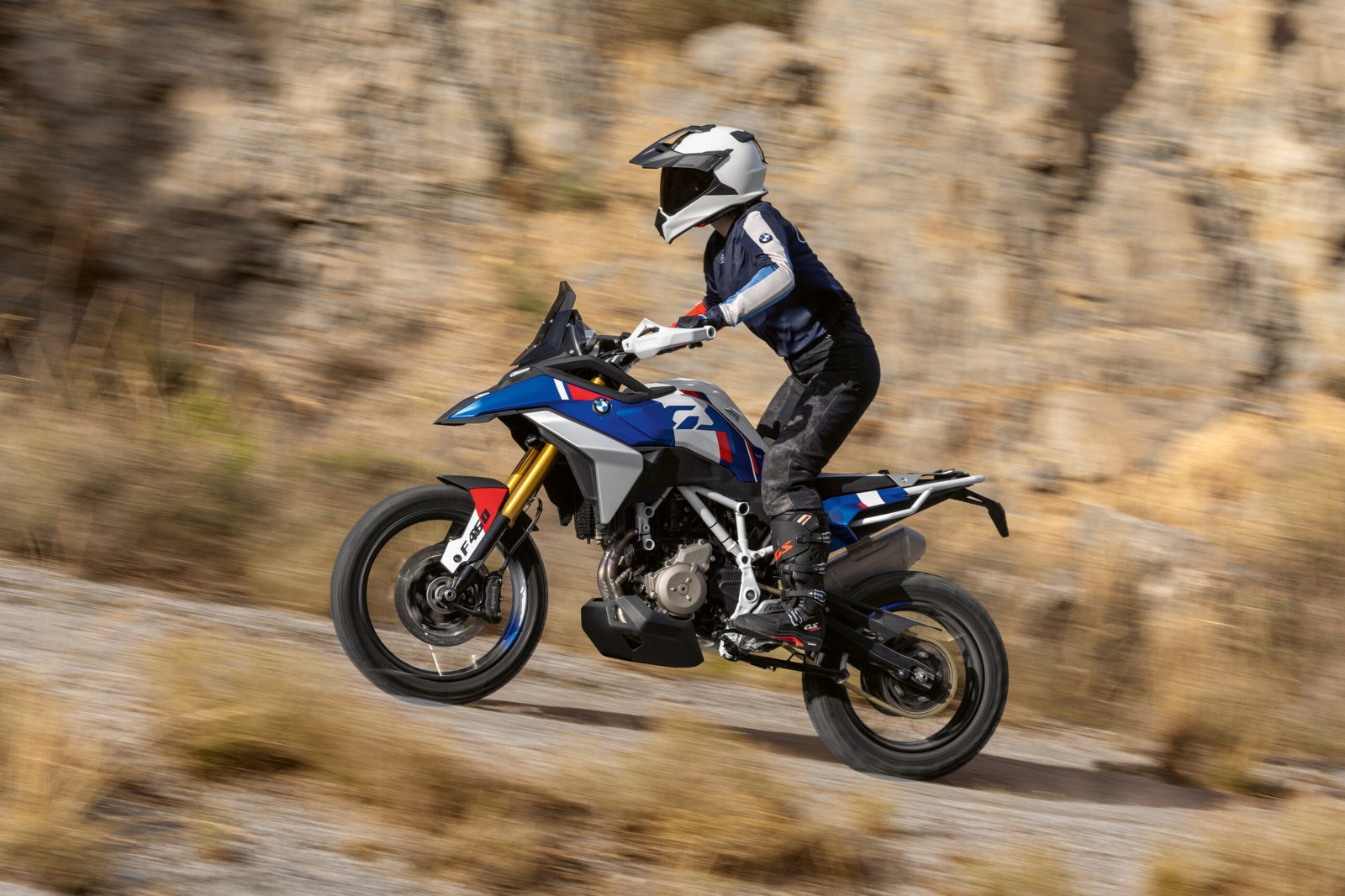 BMW F 450 GS, la moto adventure de media cilindrada de BMW Motorrad, en vista de tres cuartos